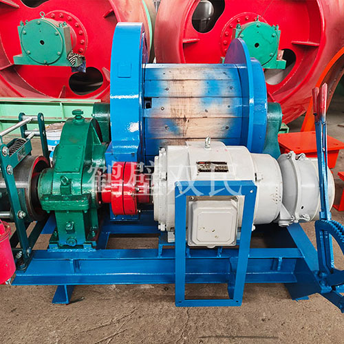 鑿井絞車廠家生產(chǎn)的JT-0.8×0.6P礦用提升絞車發(fā)貨！