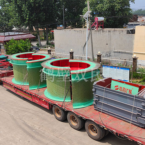 鑿井絞車廠家鶴壁雙民發(fā)往新疆的3米雙筒礦井提升機(jī)裝車出貨！